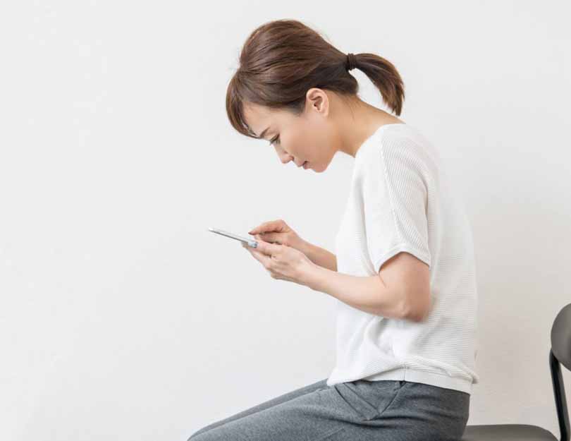 スマホの使いすぎが巻き肩に与える影響